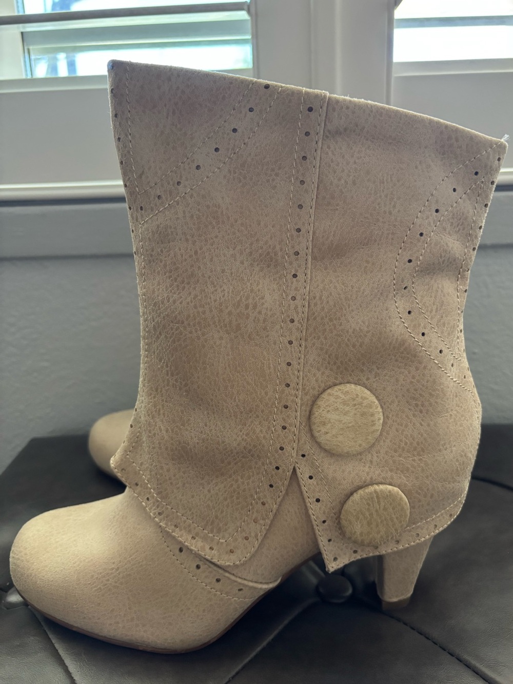 Women's Tan Cowgirl Star Booties - Classic Button Accent NWO-Box Size 9